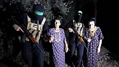 Yocheved Lifshitz, 85 anos, e Nurit Cooper, 79 anos, são escoltadas pelo Hamas enquanto são entregues à Cruz Vermelha