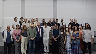 Ο Διευθύνων Σύμβουλος της Hellas Sat, Χριστόδουλος Πρωτοπαπάς, με τους δημιουργούς του τραγουδιού