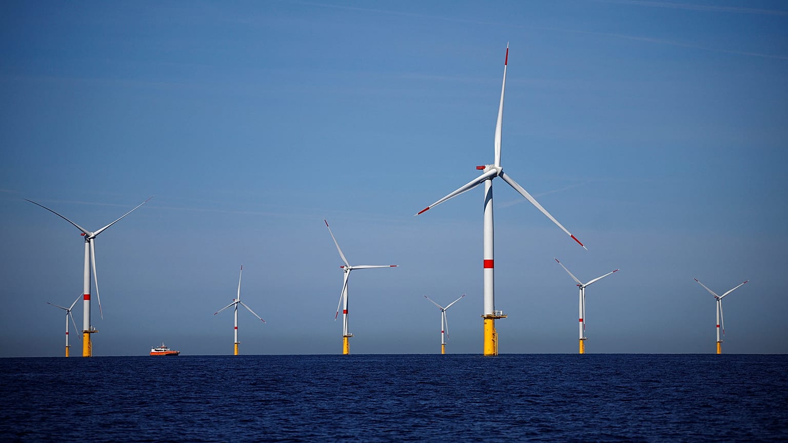 Turbine eoliche del parco eolico offshore di Saint-Nazaire, al largo della penisola di Guerande, nella Francia occidentale