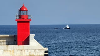 A dél-koreai haditengerészet egyik hajója vontatja egy fából készült hajót Jangjang kikötőjébe 2023. október 24-én
