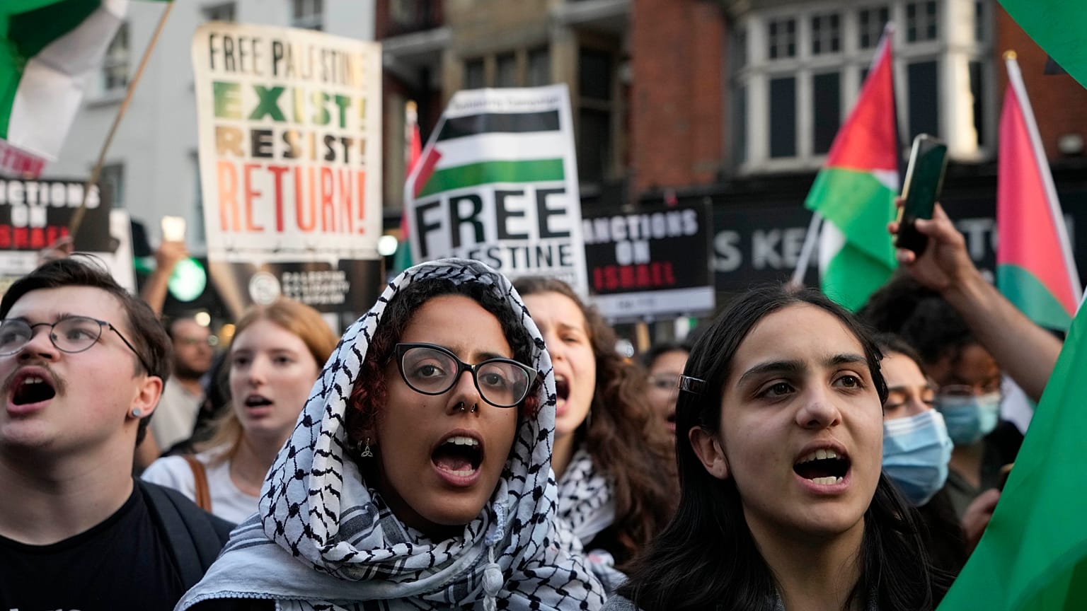 متظاهرون يصرخون خلال مظاهرة مؤيدة للفلسطينيين في لندن، الاثنين 9 أكتوبر 2023