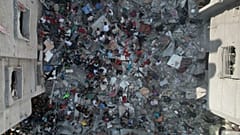 Suche nach Überlebenden in einem Flüchtlingscamp im Gazastreifen nach einem israelischem Angriff