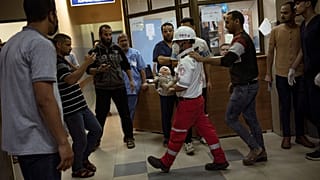 وصول رضيع مصاب إلى مستشفى بخانيونس