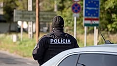 ضابط شرطة سلوفاكي يقف عند نقطة العبور الحدودية المجرية السلوفاكية بين سوموسكو أويفالو، المجر، وساتورسكا بوكوفينكا، جنوب سلوفاكيا، الخميس 5 أكتوبر 2023.