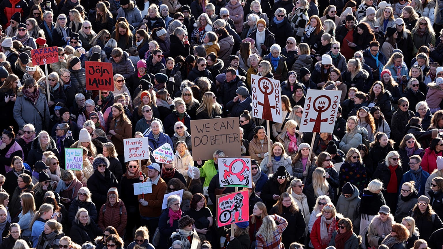 Des personnes de toute l'Islande rassemblées pour la grève des femmes à Reykjavik, Islande, mardi 24 octobre 2023.