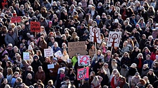 Des personnes de toute l'Islande rassemblées pour la grève des femmes à Reykjavik, Islande, mardi 24 octobre 2023.