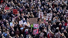 Премьер-министр Исландии и женщины по всей стране проводят забастовку, требуя повысить женщинам зарплаты и прекратить насилие по гендерному признаку.