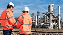 Arbeiter vor einer Chemiefabrik.