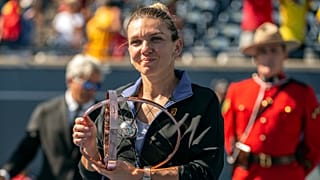 Simona Halep a bajnoki trófeával, miután győzött a brazil Beatriz Haddad Maia ellen a torontói női keménypályás tenisztorna döntőjében 2022. augusztus 14-én.