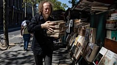 Один из книготорговцев на набережной Сены