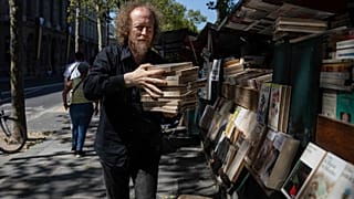 Один из книготорговцев на набережной Сены