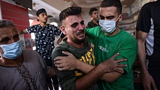 رجل فلسطيني أحد أقاربه إثر غارة إسرائيلية في غزة