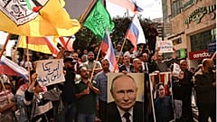 پرچم‌های فلسطین، روسیه، فتح و حماس به همراه پوستر پوتین و رهبر کره‌شمالی در دستان فلسطینیان در کرانه باختری (عکس آرشیوی)