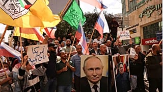 پرچمهای فلسطین، روسیه، فتح و حماس به همراه پوستر پوتین و رهبر کرهشمالی در دستان فلسطینیان در کرانه باختری (عکس آرشیوی)