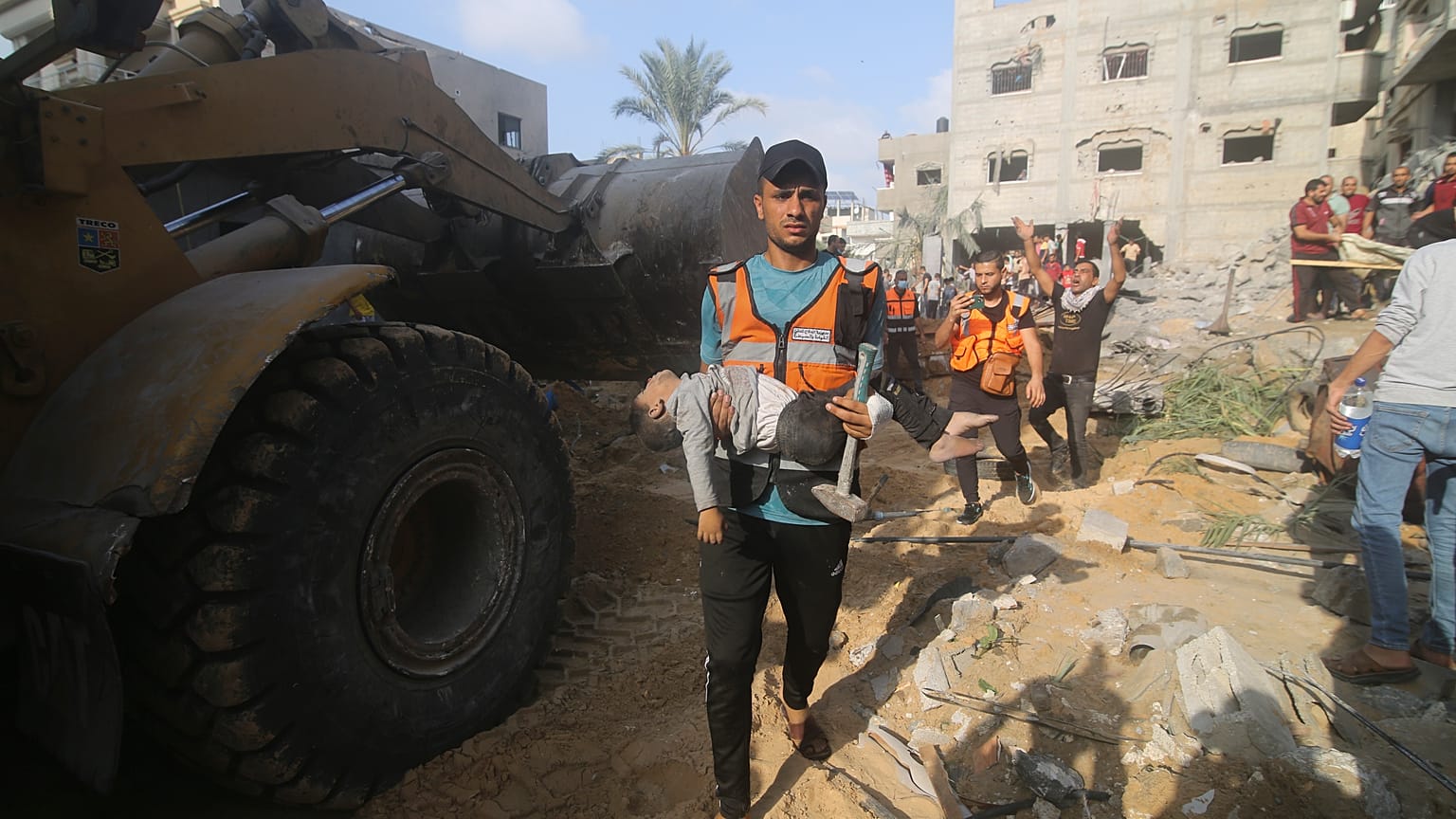 فلسطينيون ينتشلون صبيًا من تحت الأنقاض بعد غارة إسرائيلية على منزل عائلة زروب في رفح