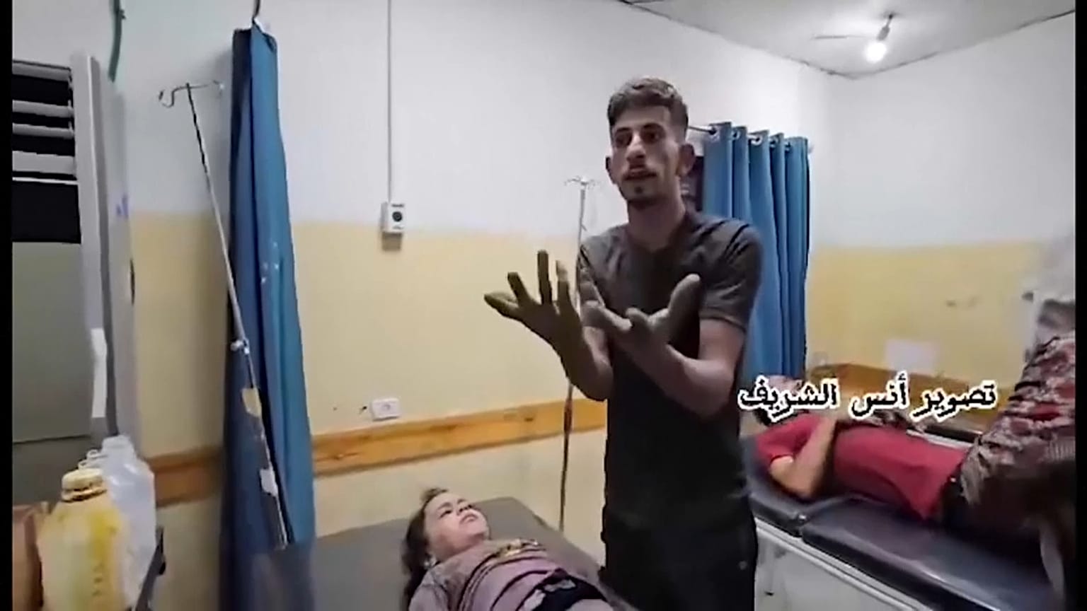 ظهر الفلسطينيون بعد الغارات الليلية والغبار يغطي أجسادهم