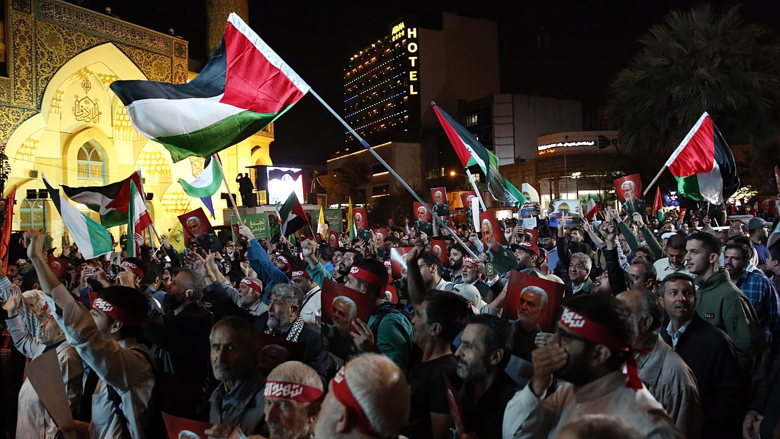 A Hezbollah iráni támogatói palesztin zászlóval ünnepelnek Teheránban 2023. október 7-én. 