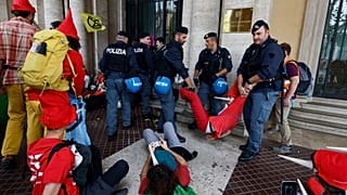 Die jungen Aktivist:innen ketteten sich an den Eingang des Gebäudes.