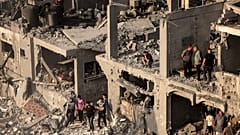 Persone cercano sopravvissuti dopo i bombardamenti israeliani del 25 ottobre a Khan Younis