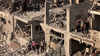 Persone cercano sopravvissuti dopo i bombardamenti israeliani del 25 ottobre a Khan Younis