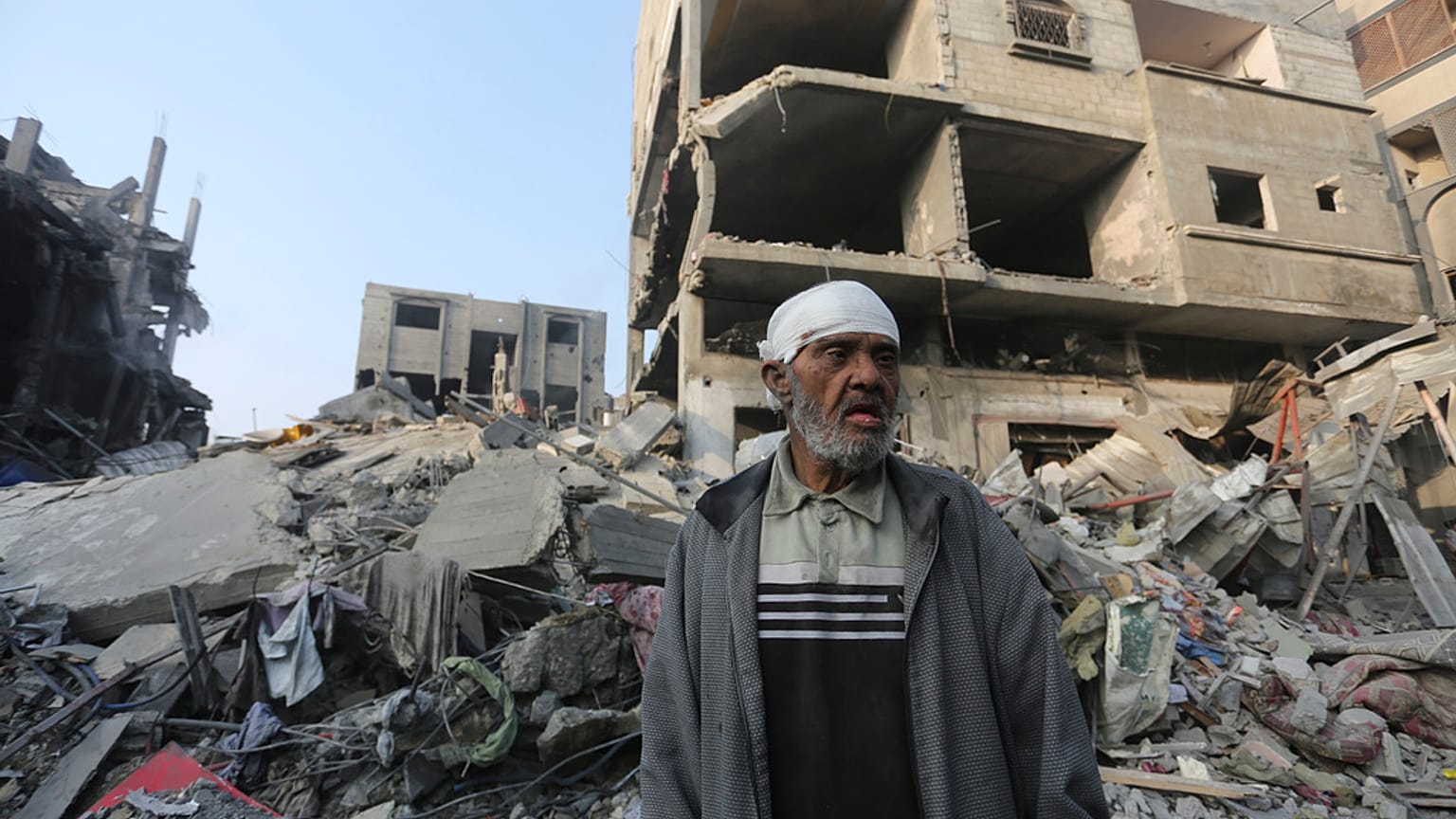 Um palestiniano diante de um edifício destruído em Rafah