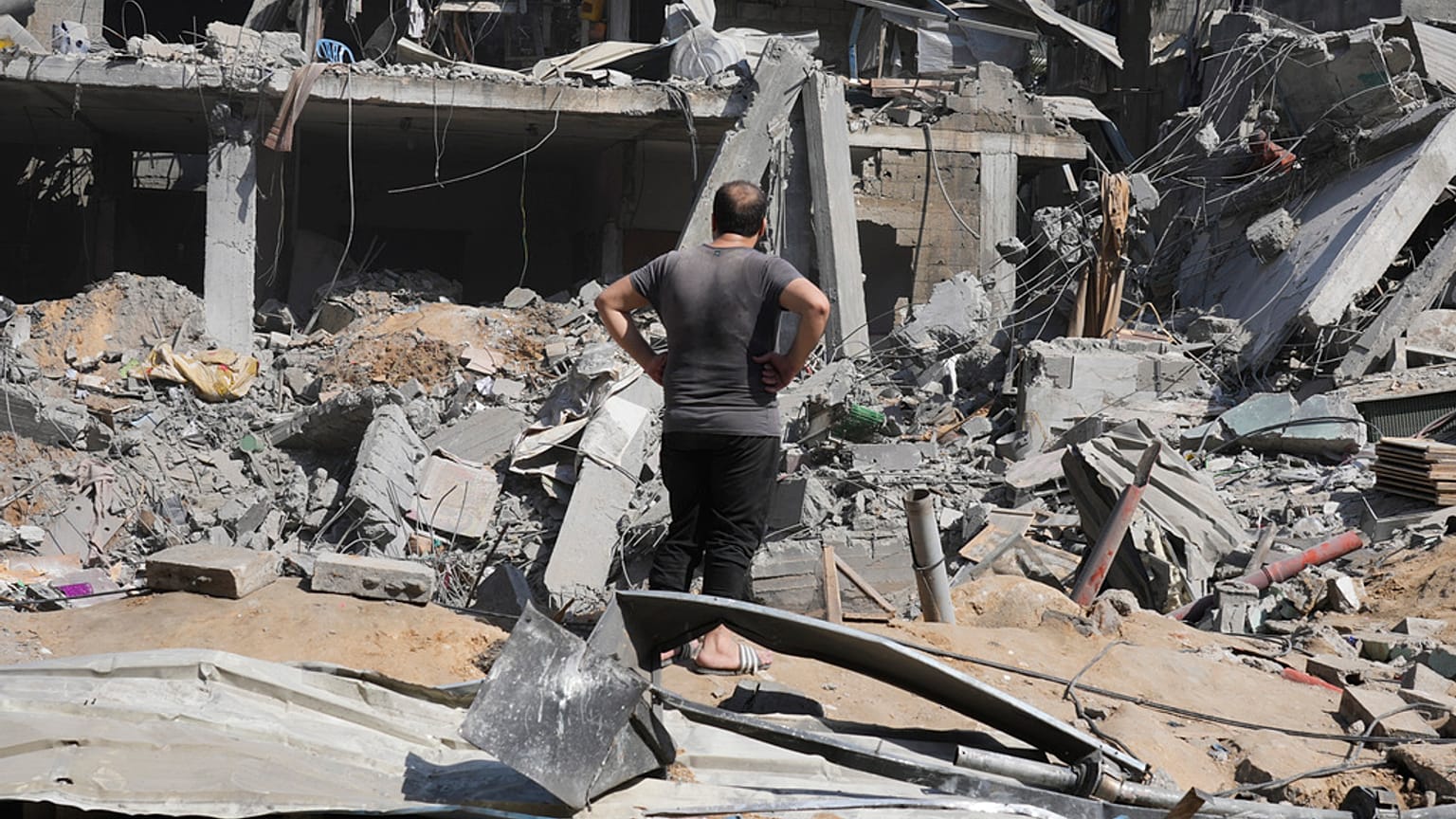 Mannn vor seinem zerstörten Haus in Rafah (25. Oktober 2023)