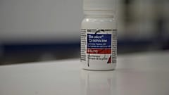 Ein Behälter mit Colchicin-Tabletten