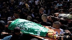 فلسطينيون يحملون جثث نشطاء قتلوا في غارة جوية إسرائيلية على مخيم اللاجئين في جنين