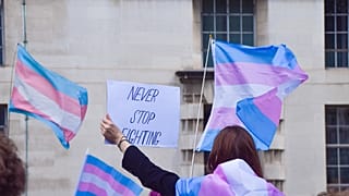 Bir trans hakları protestocusu Londra sokaklarına çıktı