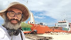 Dr Gianluca Grimalda quittant Buka, province de Bougainville, Papouasie-Nouvelle-Guinée, sur le chemin du retour. 