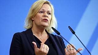 La ministre allemande de l'Intérieur, Nancy Faeser, donne une conférence de presse sur un nouveau projet de loi facilitant l'expulsion des migrants, à Berlin, 25/10/2023