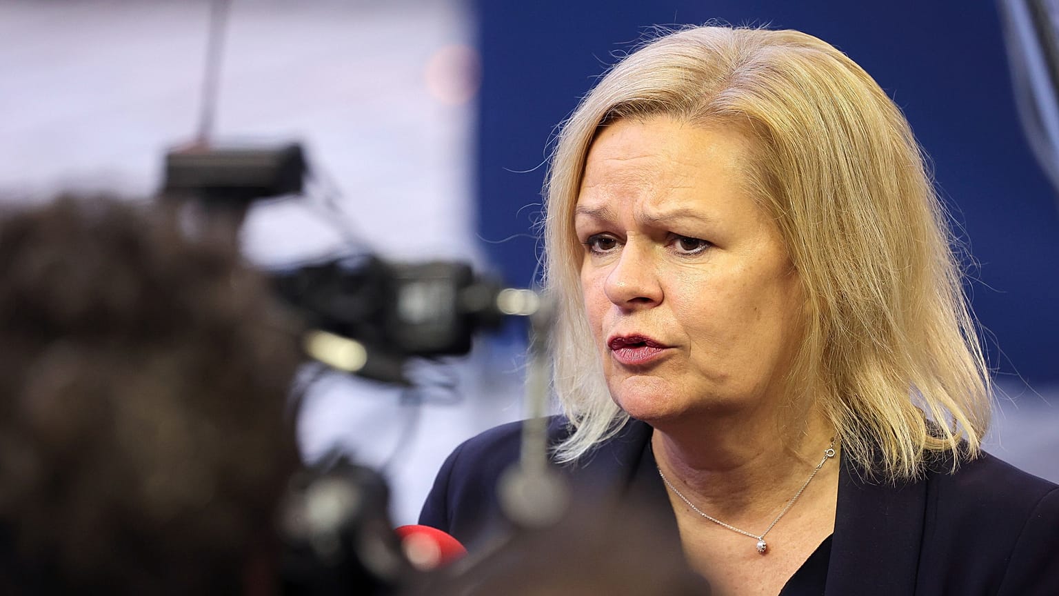 Nancy Faeser német belügyminiszter a sajtónak nyilatkozik 2023. október 19-én.