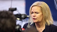 Nancy Faeser német belügyminiszter a sajtónak nyilatkozik 2023. október 19-én.