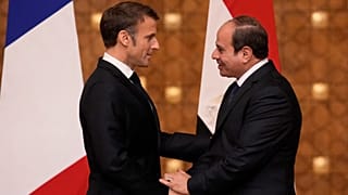 Le président français Emmanuel Macron et le président égyptien Abdel Fatah al-Sissi se serrant la main après une conférence de presse conjointe au Caire, en Egypte. 25/10/2023