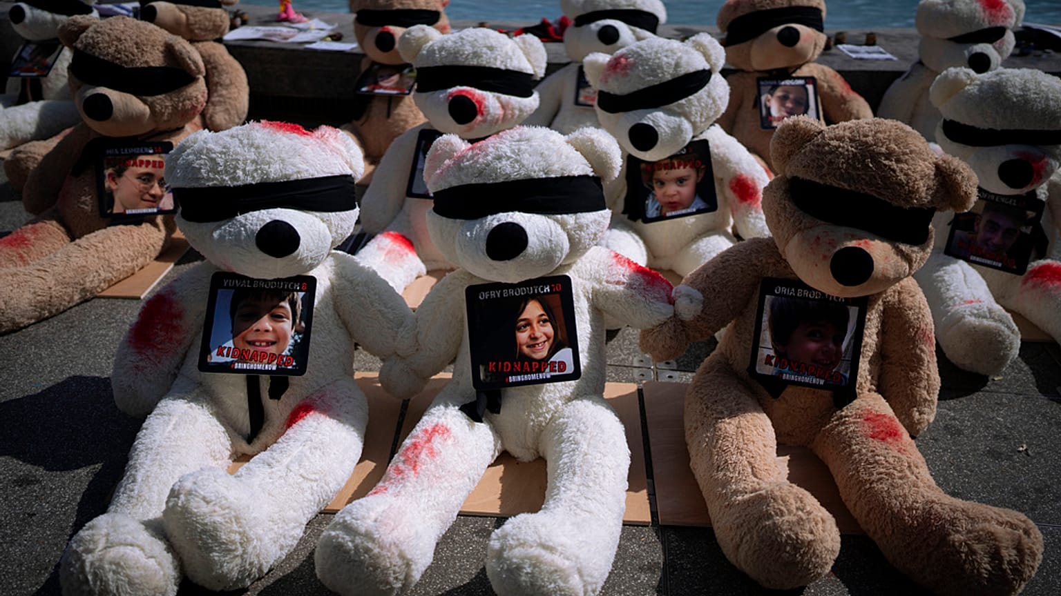 Teddybären in Tel Aviv erinnern an von der Hamas nach Gaza verschleppte Kinder
