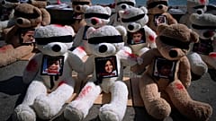 Teddybären in Tel Aviv erinnern an von der Hamas nach Gaza verschleppte Kinder