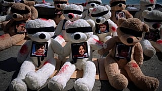Teddybären in Tel Aviv erinnern an von der Hamas nach Gaza verschleppte Kinder
