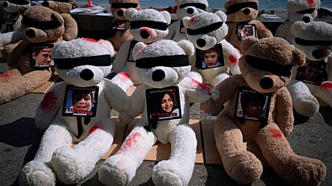 Teddybären in Tel Aviv erinnern an von der Hamas nach Gaza verschleppte Kinder