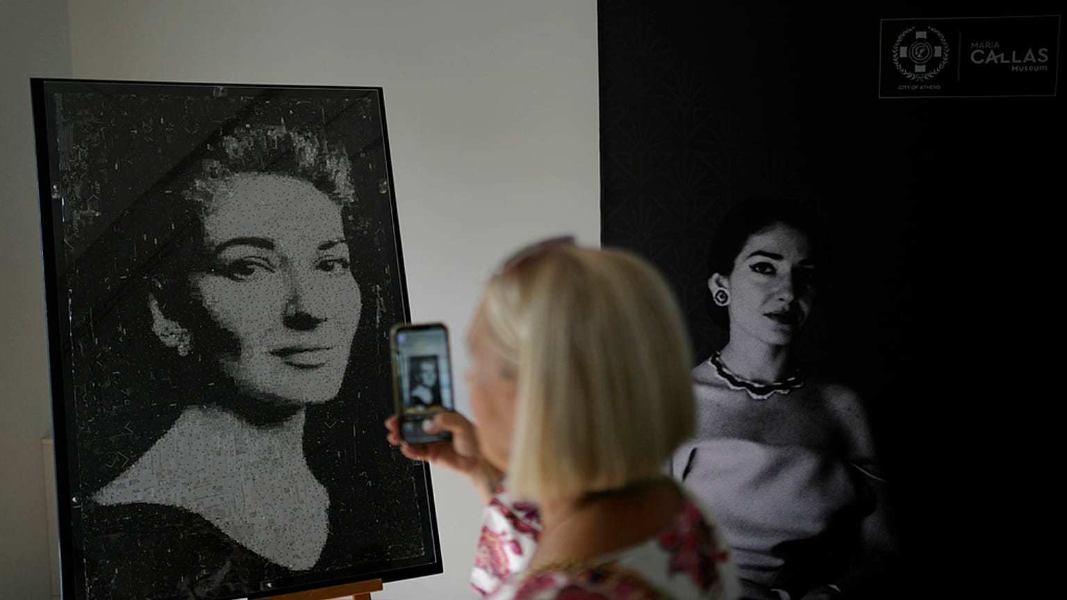 Besucherin fotografiert Exponate im Callas-Museum