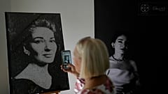 Besucherin fotografiert Exponate im Callas-Museum