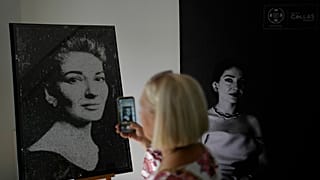 Besucherin fotografiert Exponate im Callas-Museum