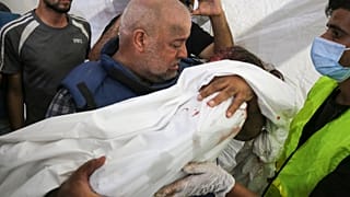 الدحدوح حاملاً جثمان أحد أبنائه