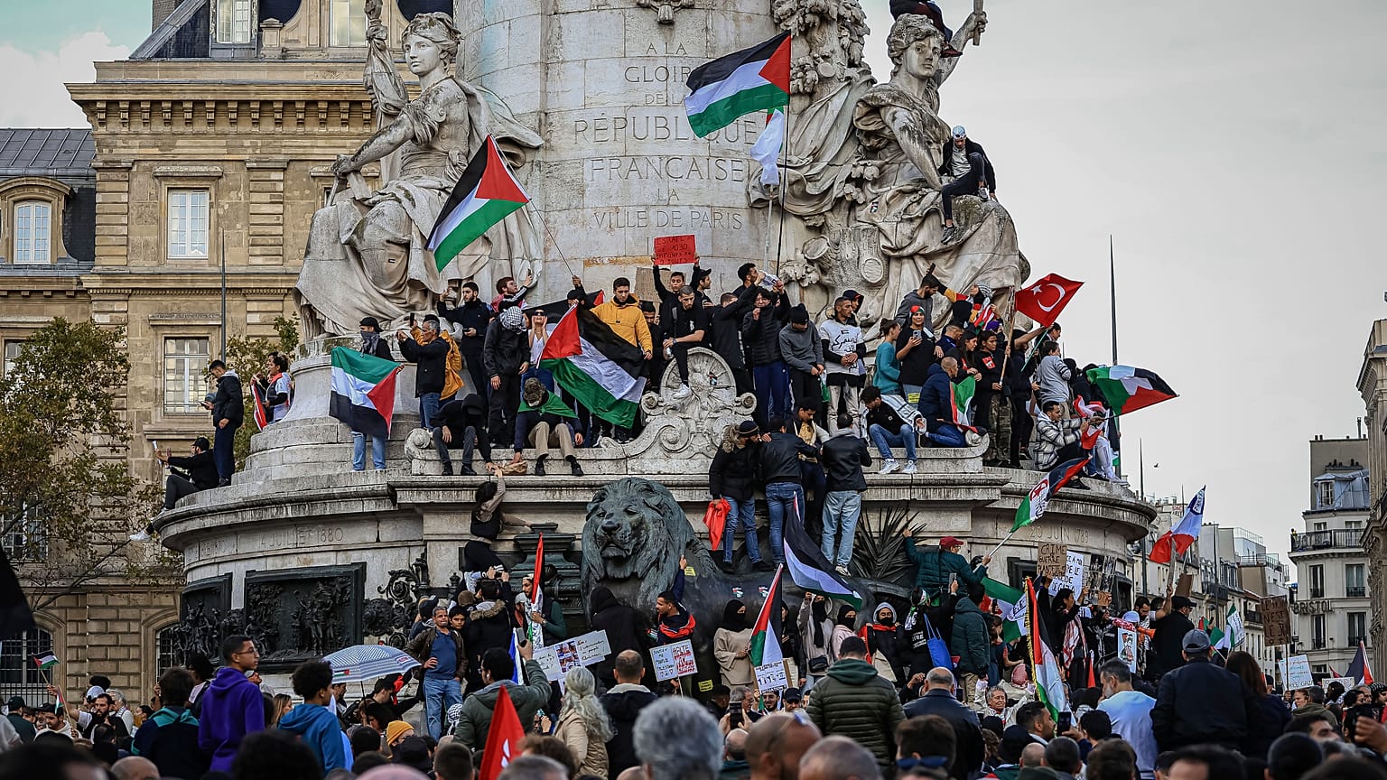 مظاهرات مؤيدة للفلسطينيين في ساحة الجمهورية-باريس