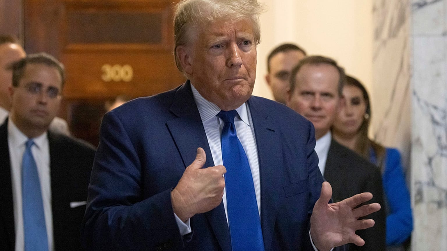 Trump fala aos jornalistas à saída do tribunal, 25 de outubro 2023