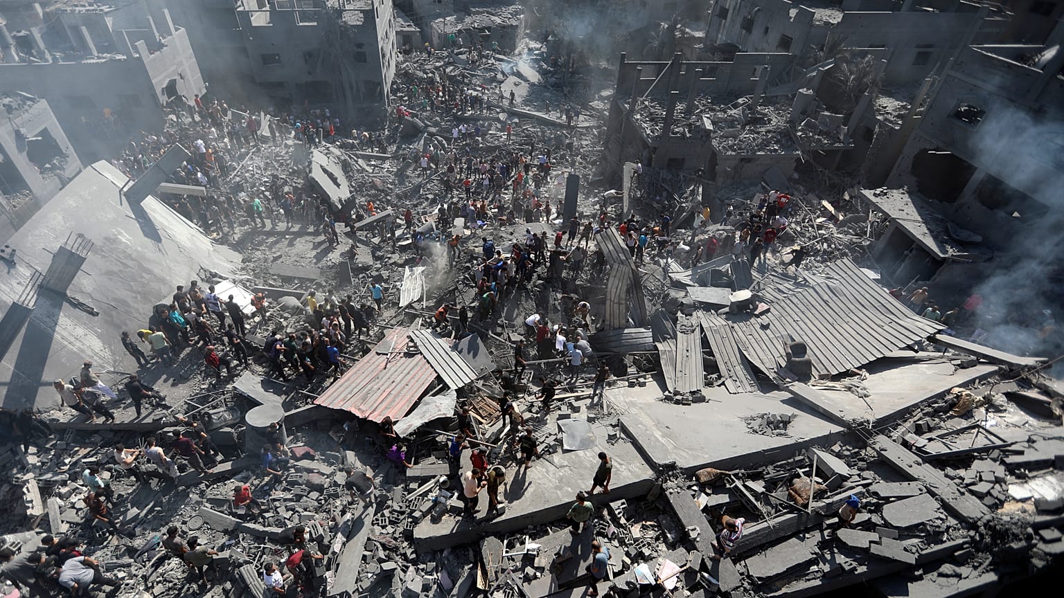فلسطينيون يتفقدون أنقاض المباني المدمرة جراء الغارات الجوية الإسرائيلية على مدينة خان يونس جنوب قطاع غزة> 2023/10/26