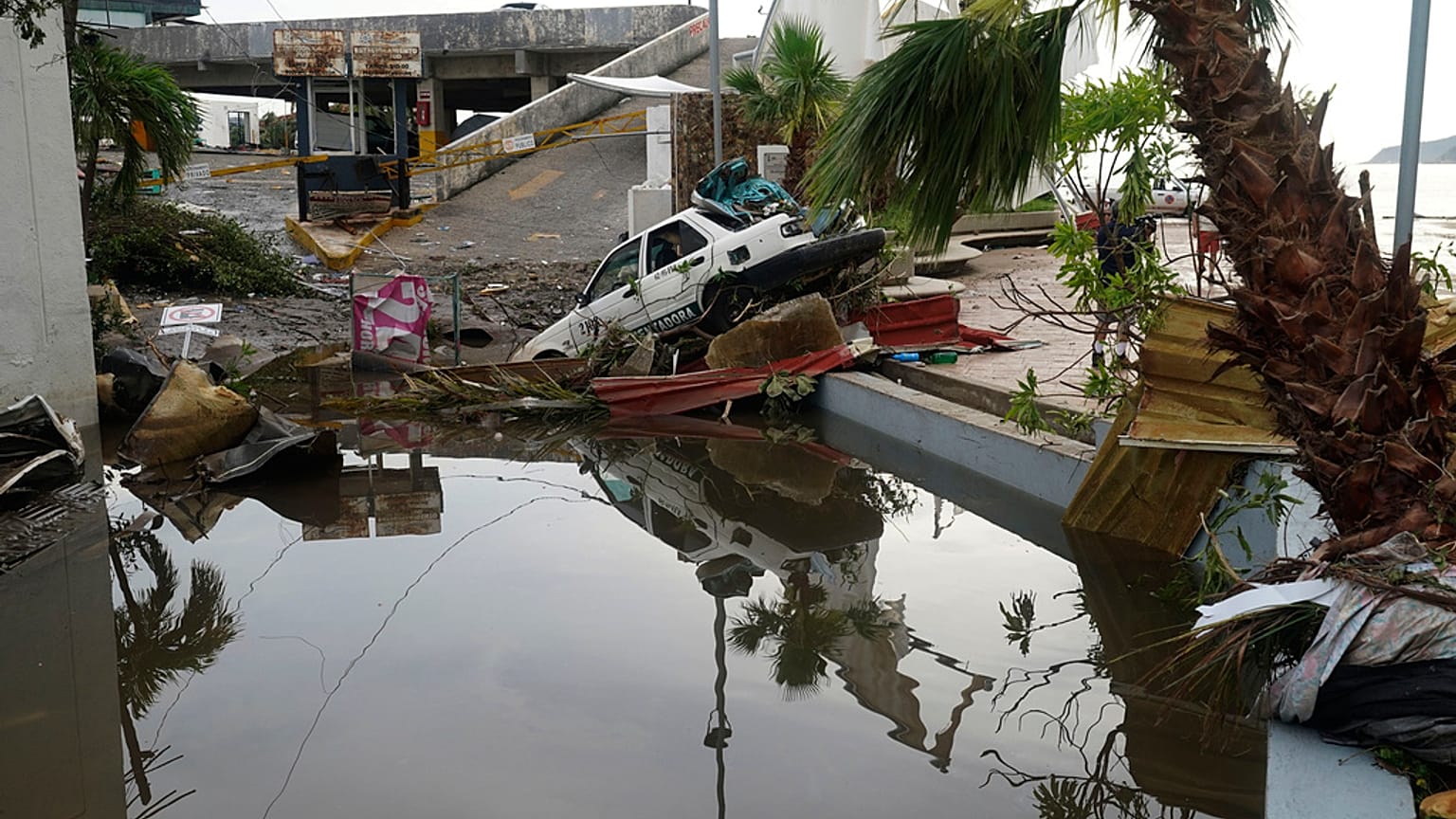 Una calle de Acapulco tras el paso del huracán Otis