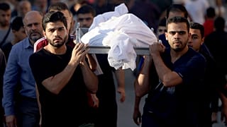 Palestinesi seppelliscono i morti dei bombardamenti israeliani a Khan Younis