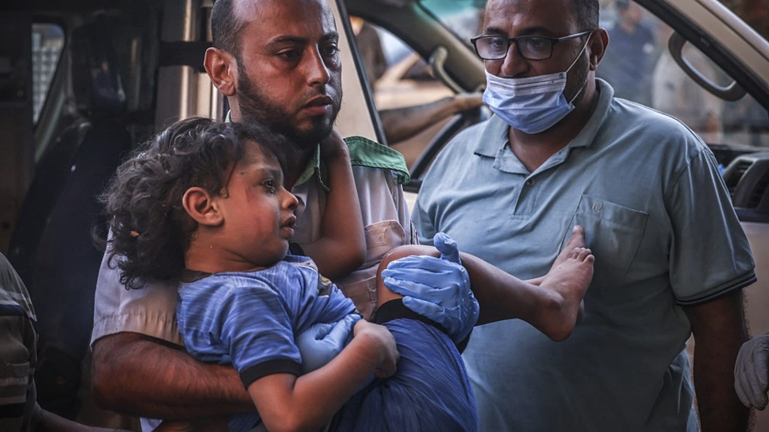 Criança palestiniana é levada para o hospital após ataques aéreos de Israel ao campo de refugiados de Khan Yunis, na Faixa de Gaza