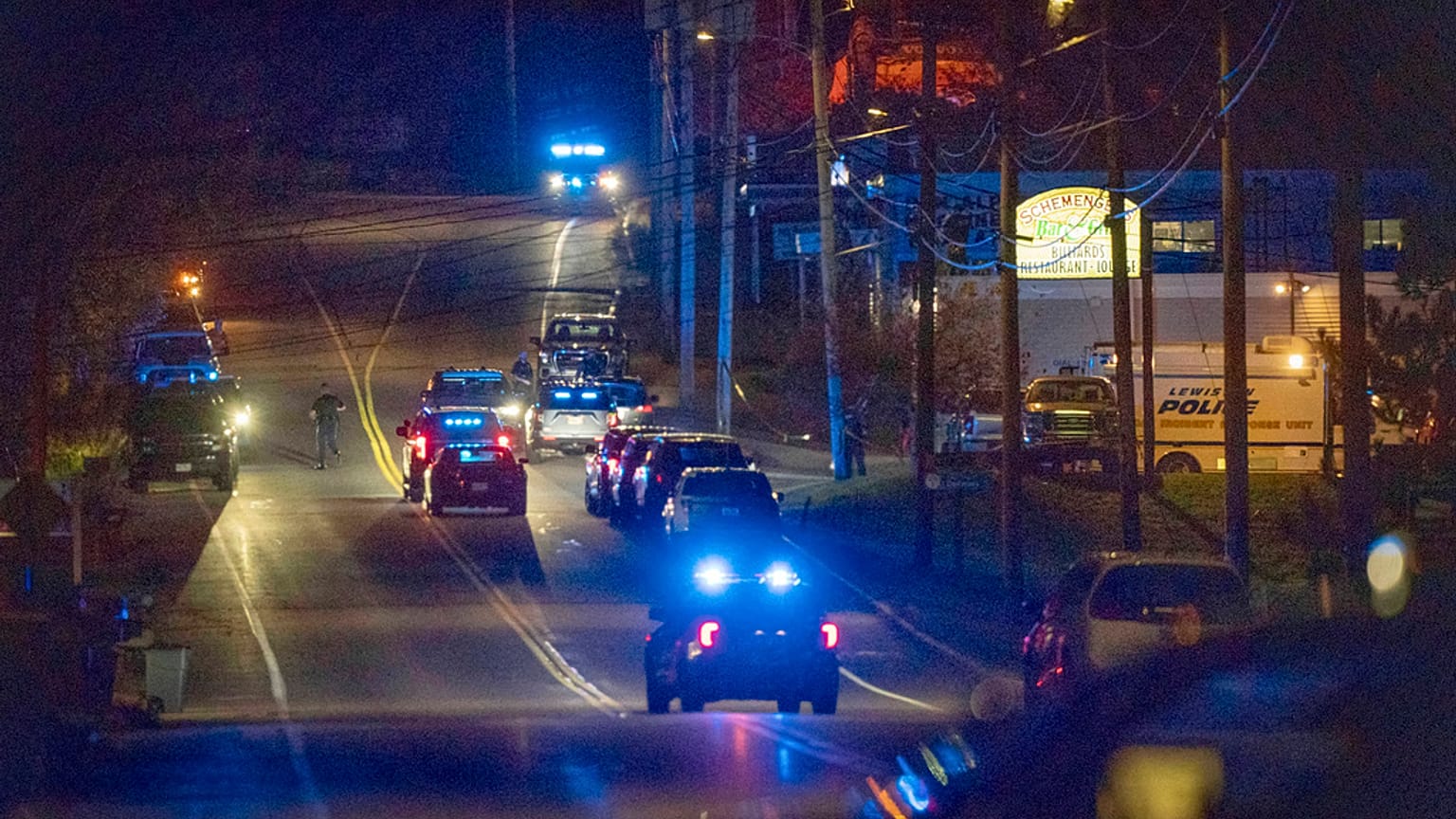 Lewiston kentindeki silahlı saldırıda en az 22 kişi öldü, polis saldırganı yakalamak için seferber oldu