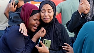 نساء وفتيات فلسطينيات يبكين أقرباءهن الذين قتلهم القصف الإسرائيلي
